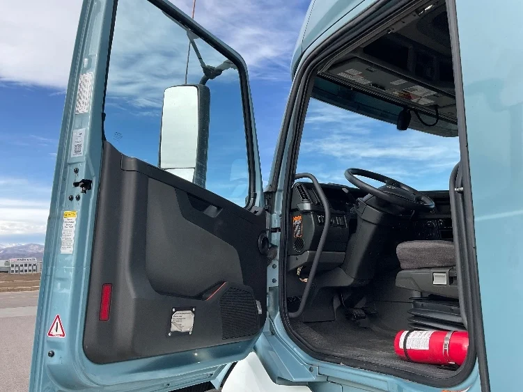 2023 Volvo VNL 760 - image 9