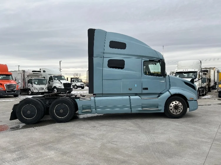 2023 Volvo VNL 760 - image 8