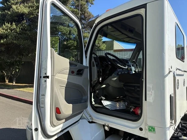 2021 Peterbilt 579 in Portland, OR — photo 10