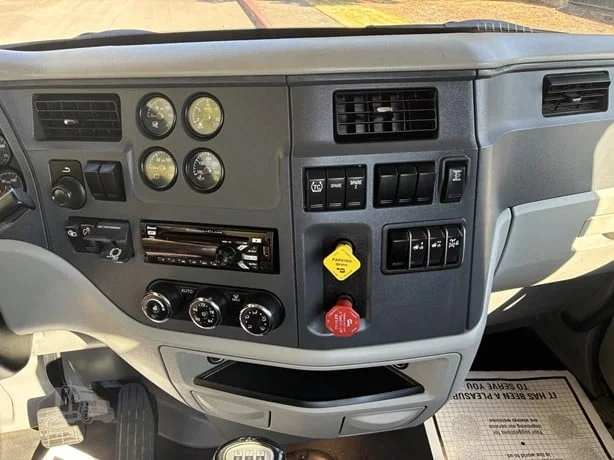 2021 Peterbilt 579 in Portland, OR — photo 12