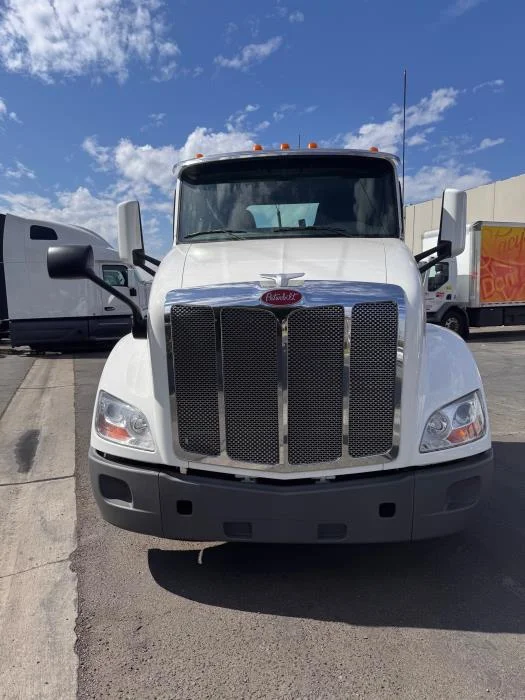 2021 Peterbilt 579 in Los Angeles, CA — photo 3