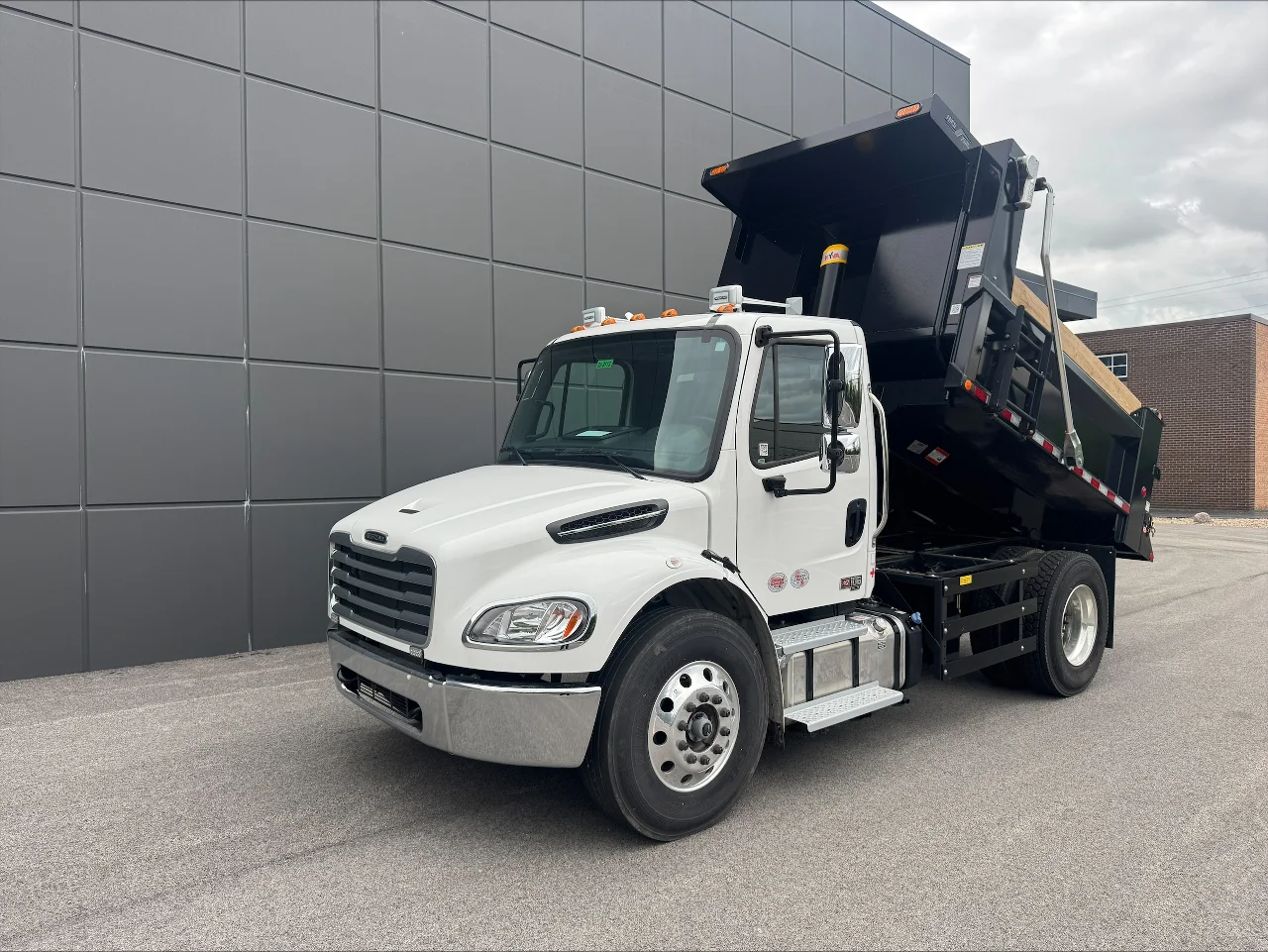 2025 Freightliner eM2 in York Street Elmhurst, IL — photo 12