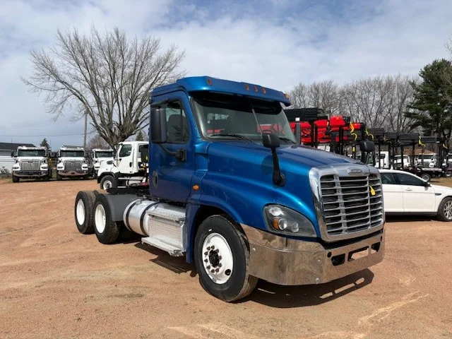 2015 Freightliner Cascadia in Marshfield, WI — photo 2