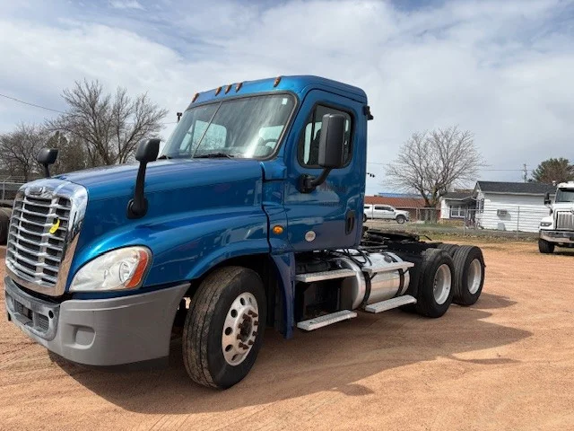 2015 Freightliner Cascadia in Marshfield, WI — photo 6
