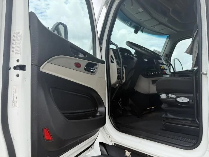 2022 Peterbilt 579 — photo 25