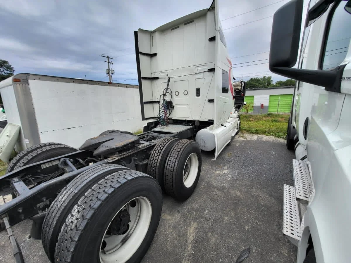 2020 International LT - image 4