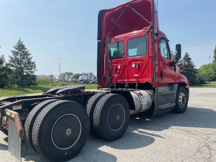 2018 Freightliner Cascadia - image 7