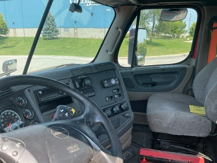 2018 Freightliner Cascadia - image 10