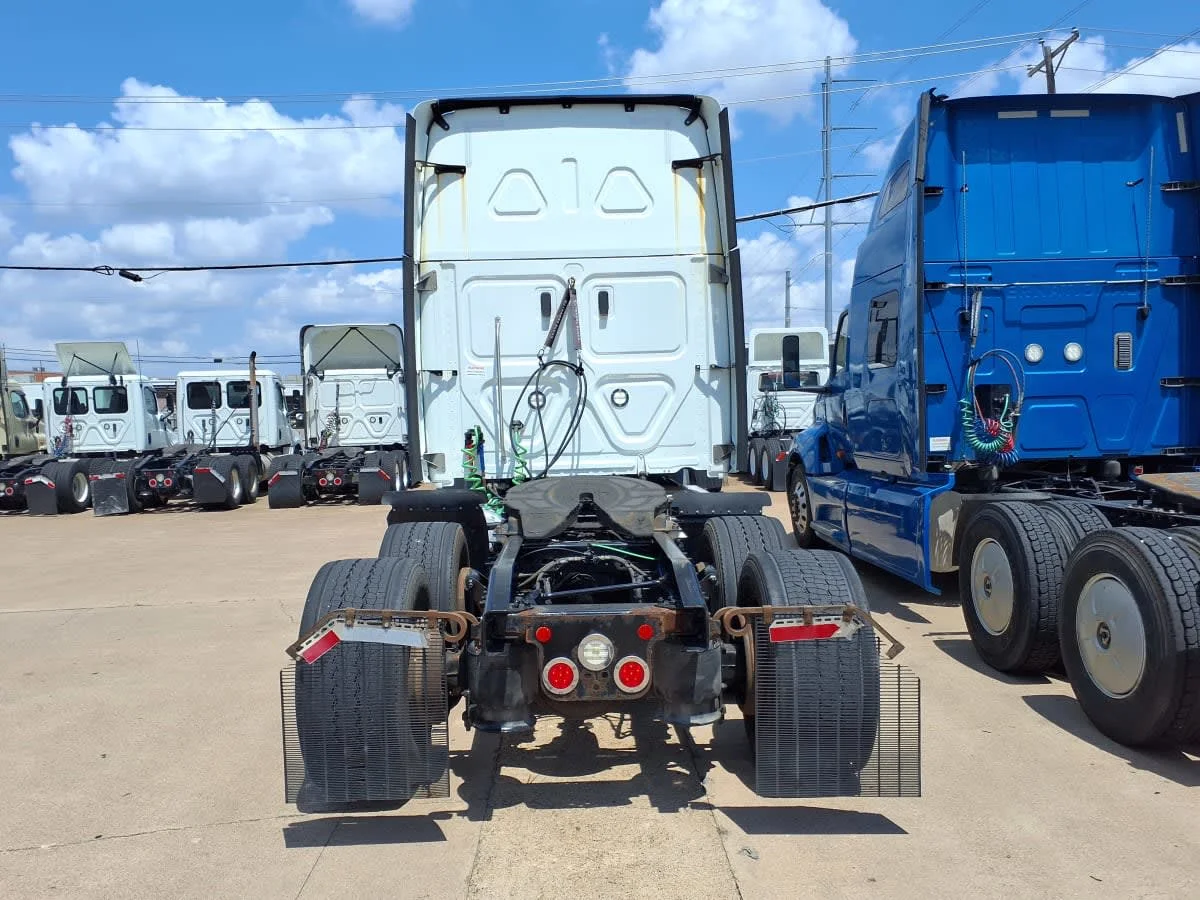 2021 Freightliner Cascadia in Dallas, TX — photo 5