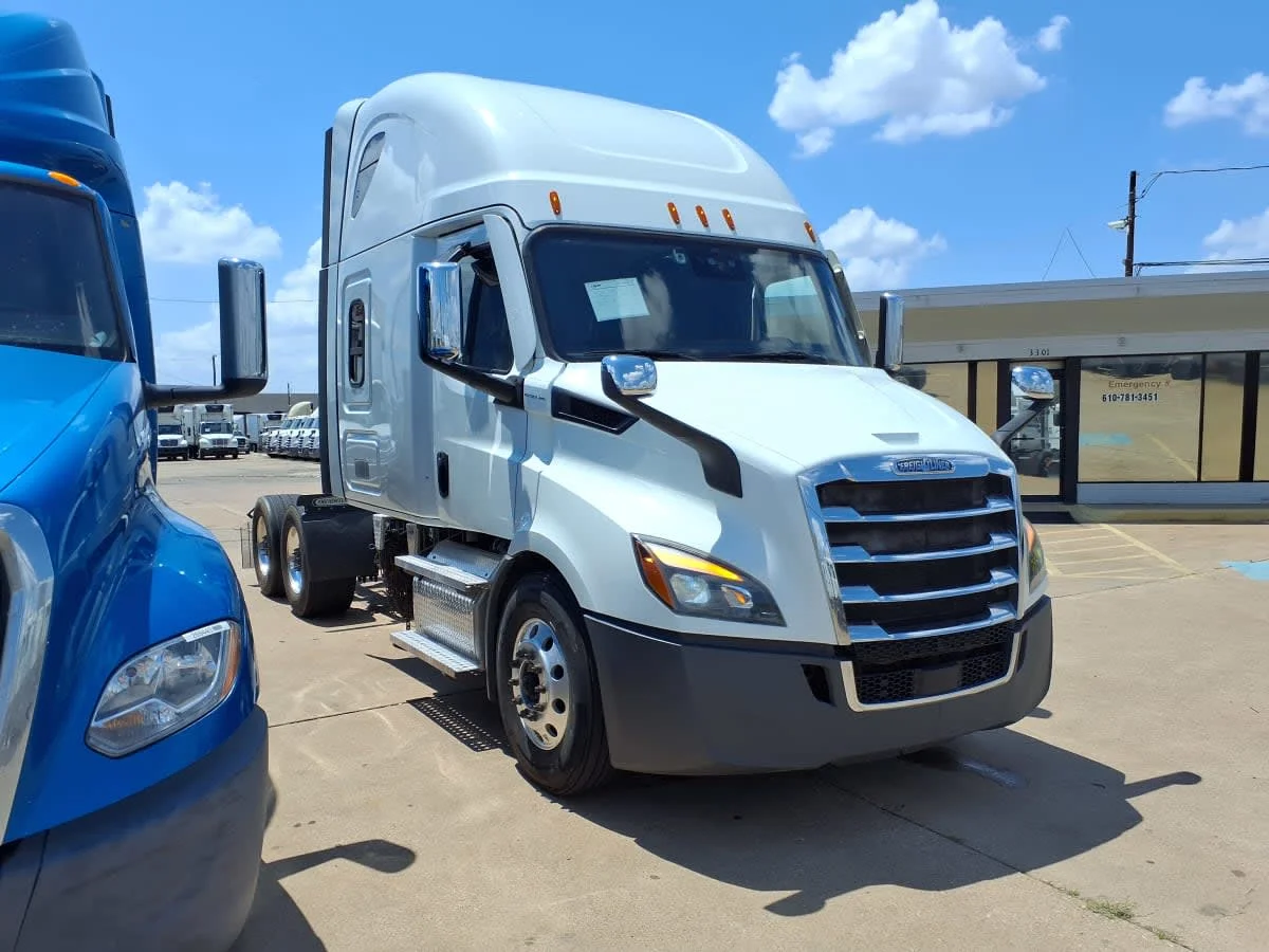 2021 Freightliner Cascadia in Dallas, TX — photo 3
