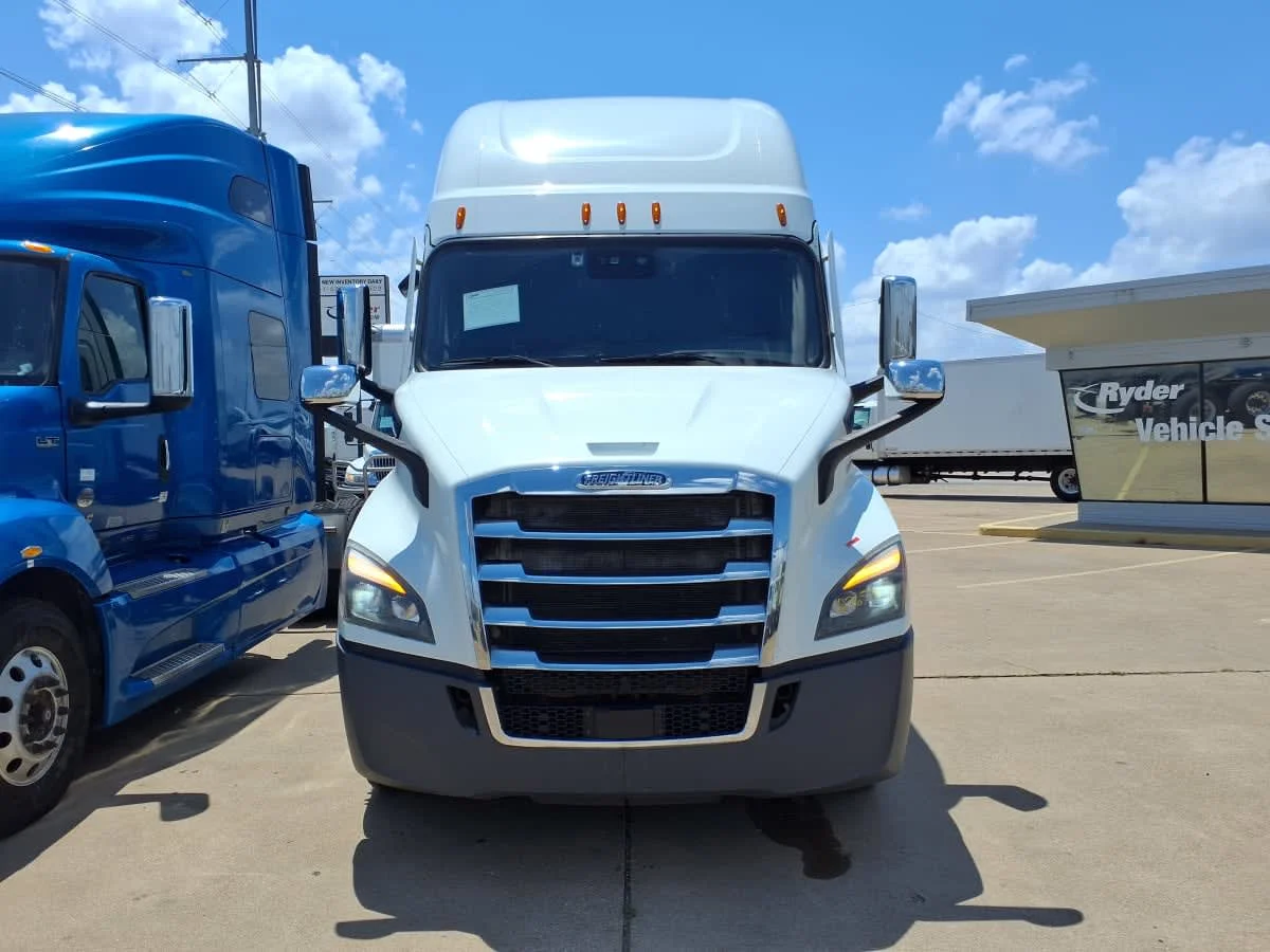 2021 Freightliner Cascadia in Dallas, TX — photo 2