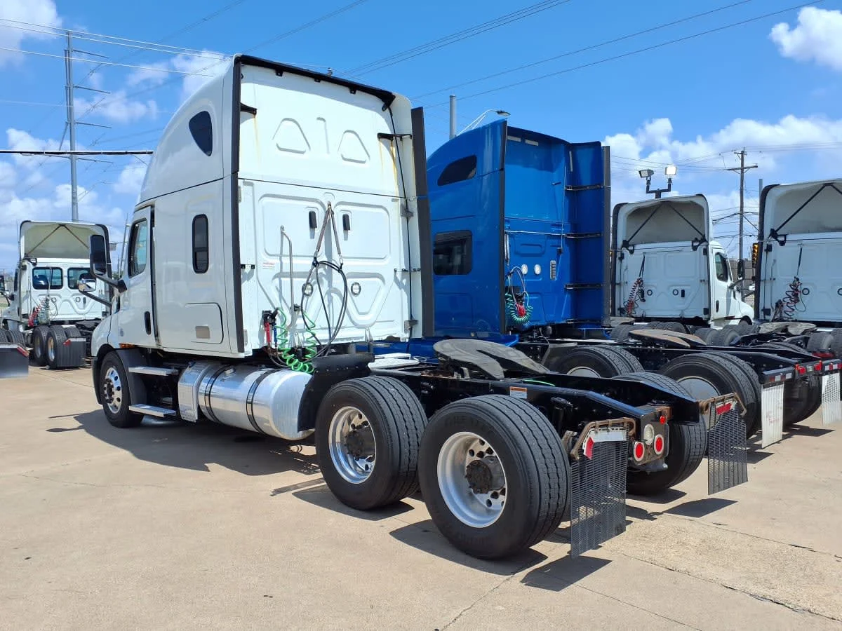 2021 Freightliner Cascadia in Dallas, TX — photo 6