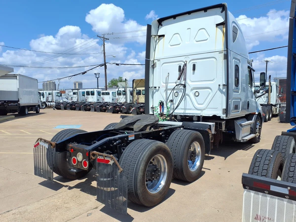 2021 Freightliner Cascadia in Dallas, TX — photo 4