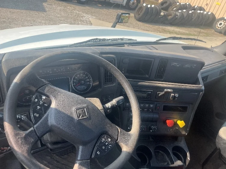 2019 International LT - image 10