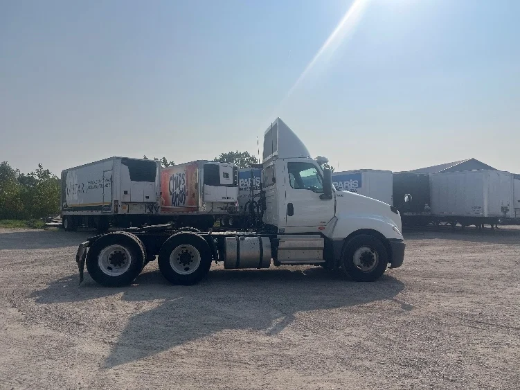 2019 International LT - image 8