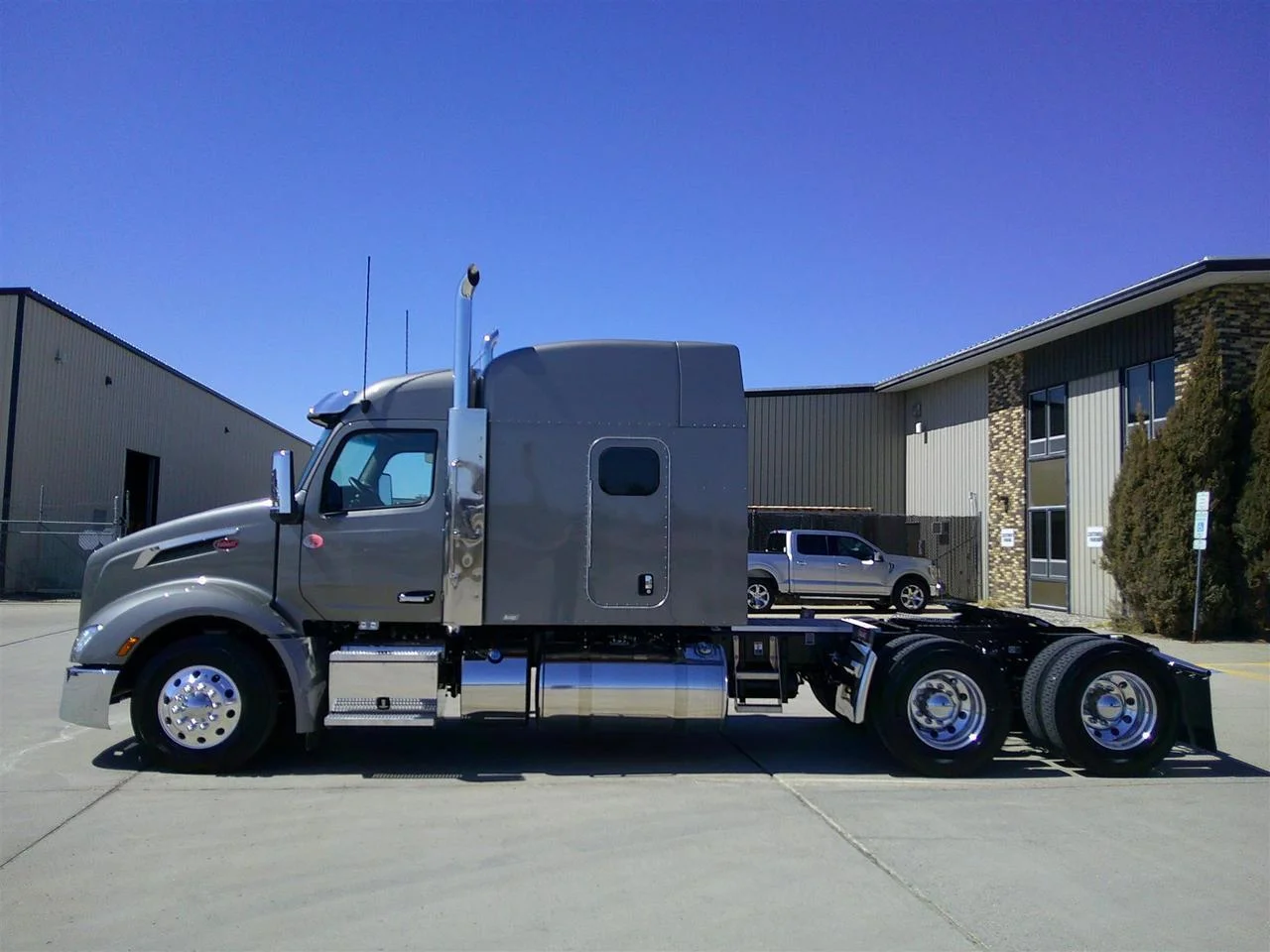 2027 Peterbilt 579 in Fargo, ND — photo 3