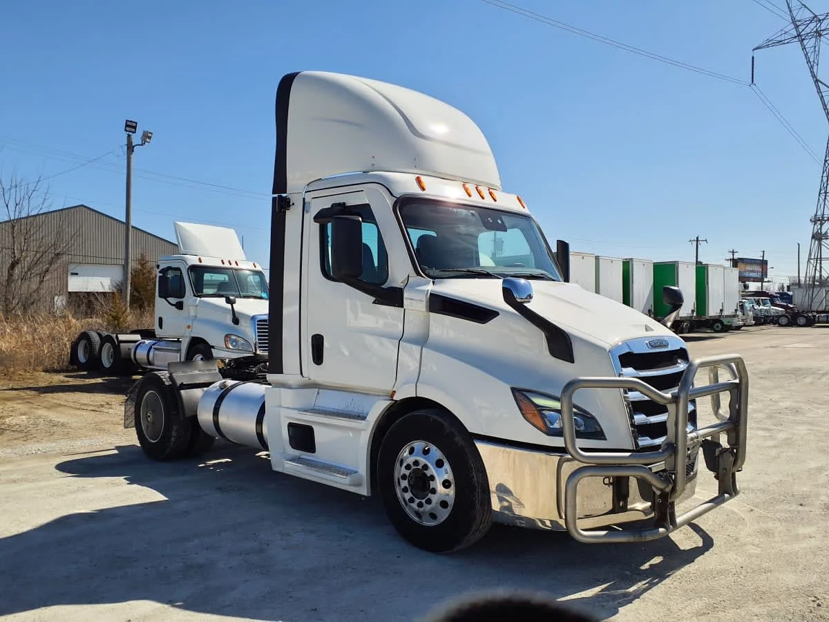 2020 Freightliner Cascadia - image 3