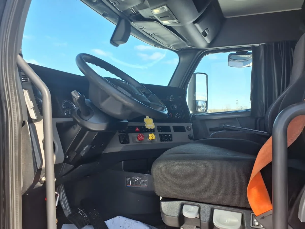 2020 Freightliner Cascadia in Taylor, MI — photo 7