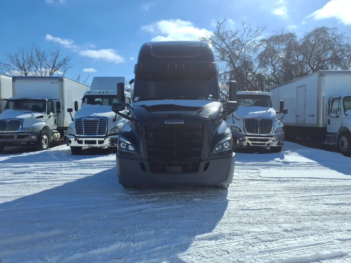 2020 Freightliner Cascadia in Taylor, MI — photo 2