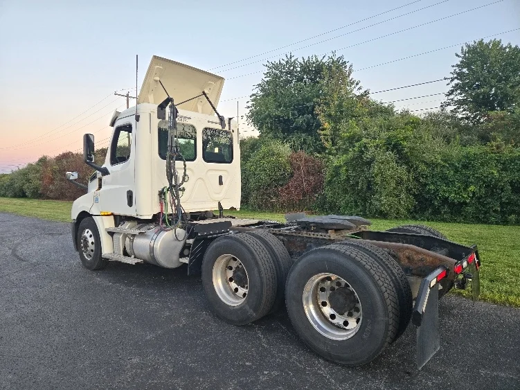 2020 Freightliner Cascadia - image 5