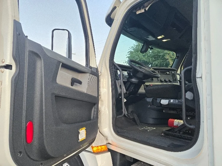 2020 Freightliner Cascadia - image 9