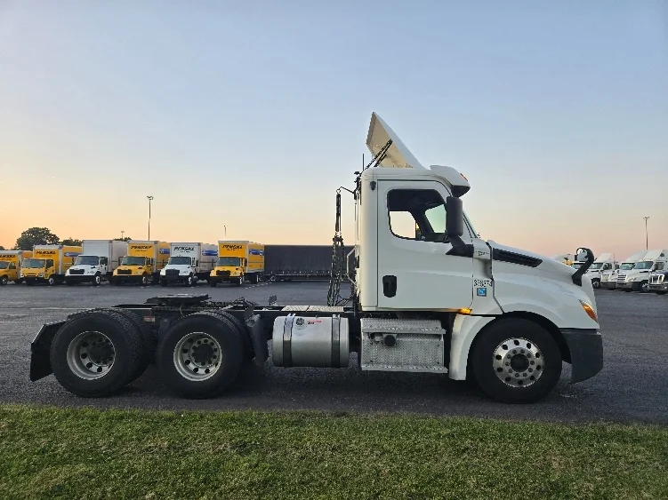 2020 Freightliner Cascadia - image 8