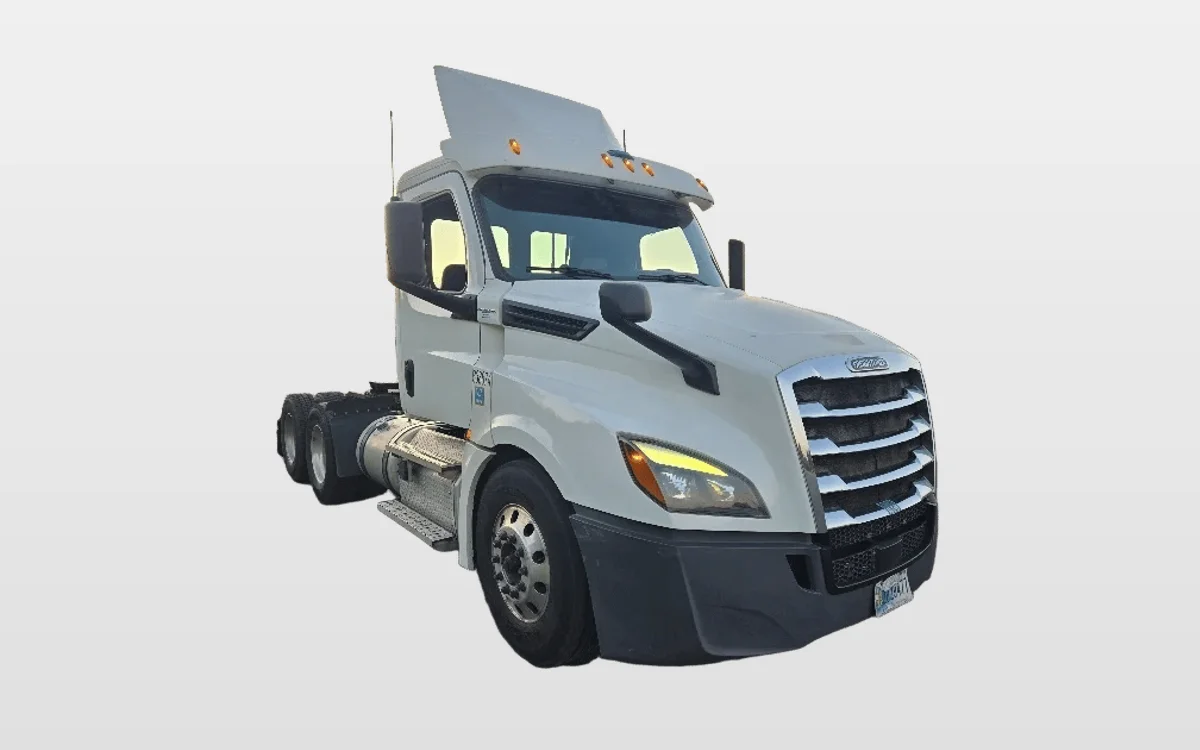 2020 Freightliner Cascadia - image 1