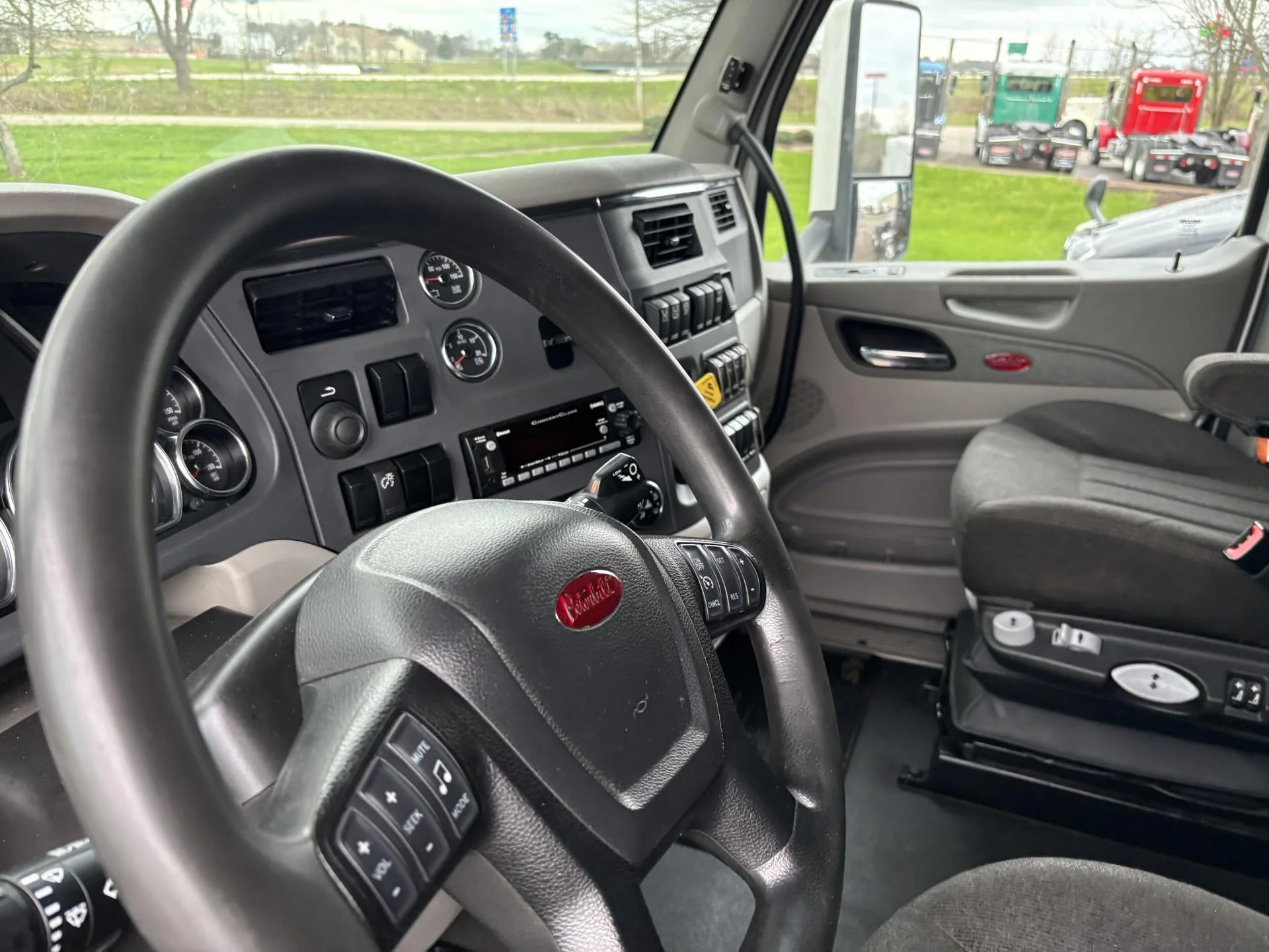 2021 Peterbilt 579 in Zanesville, OH — photo 7