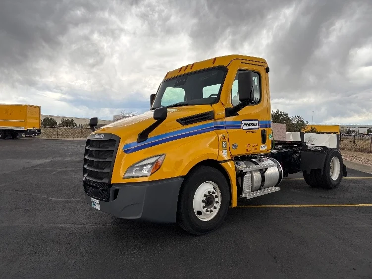 2022 Freightliner Cascadia - image 3