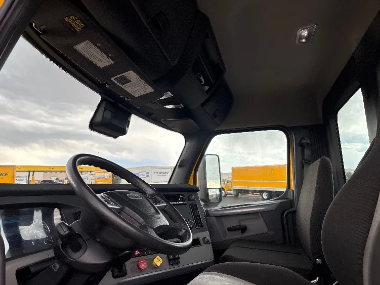 2022 Freightliner Cascadia in Denver, CO — photo 10