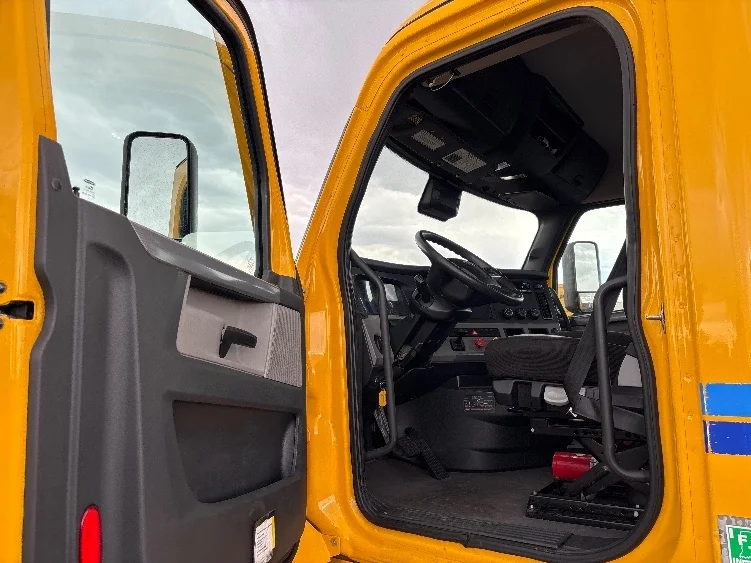 2022 Freightliner Cascadia in Denver, CO — photo 9