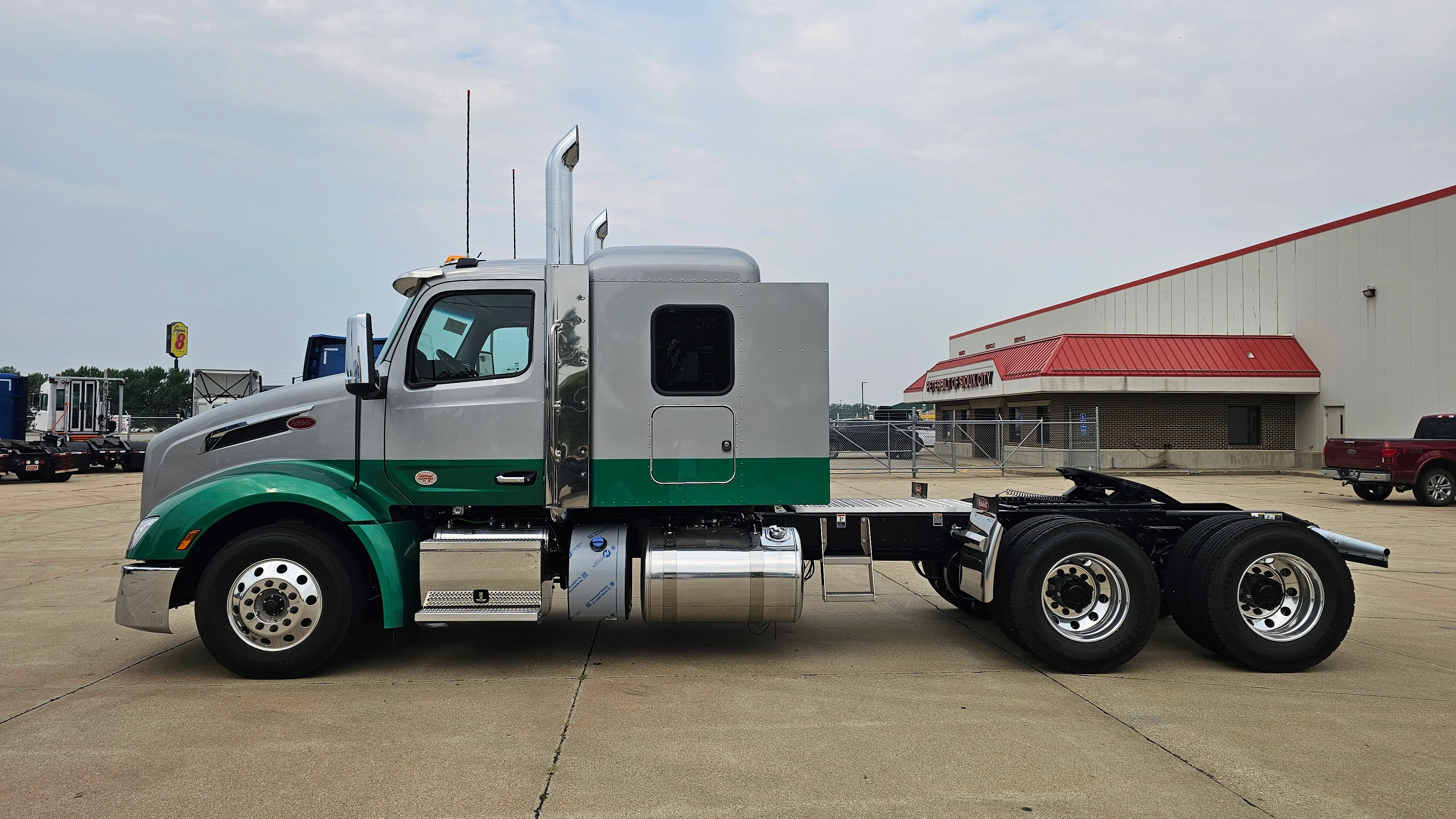 2027 Peterbilt 579 in City — photo 2