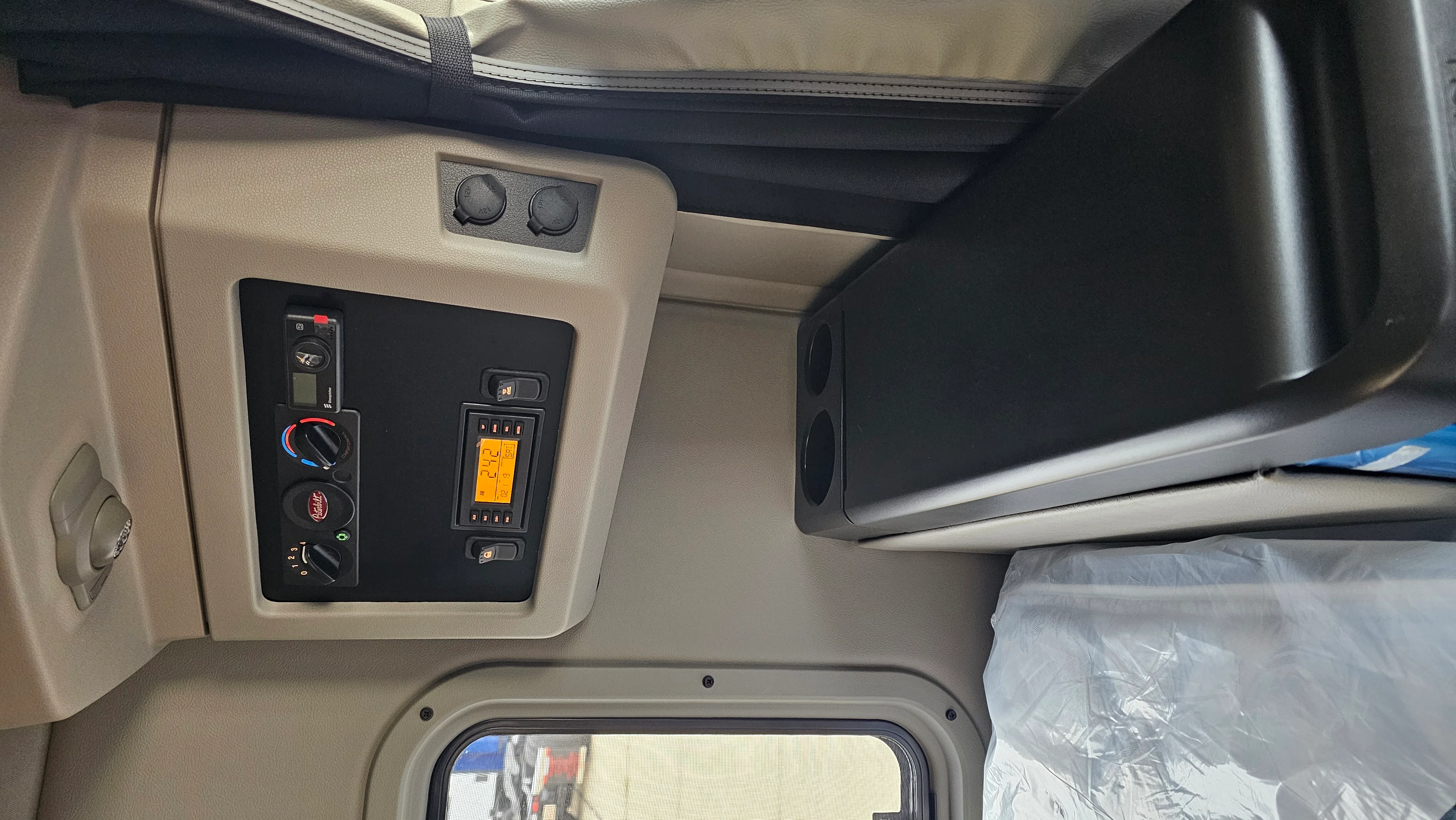 2027 Peterbilt 579 in City — photo 13
