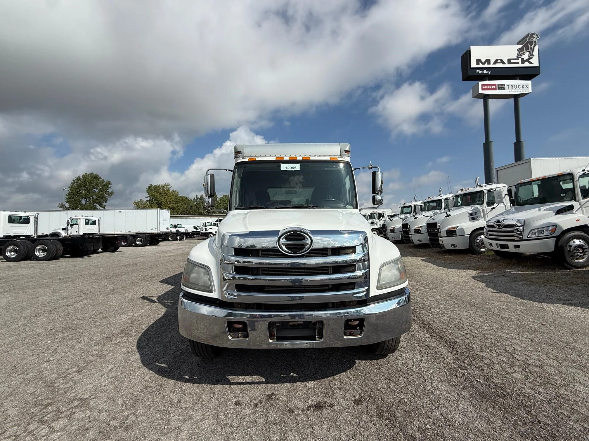 2017 Hino 268 - image 3