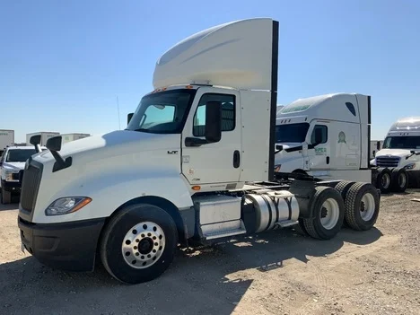2020 International LT - image 3
