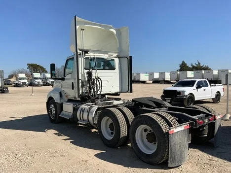 2020 International LT - image 4