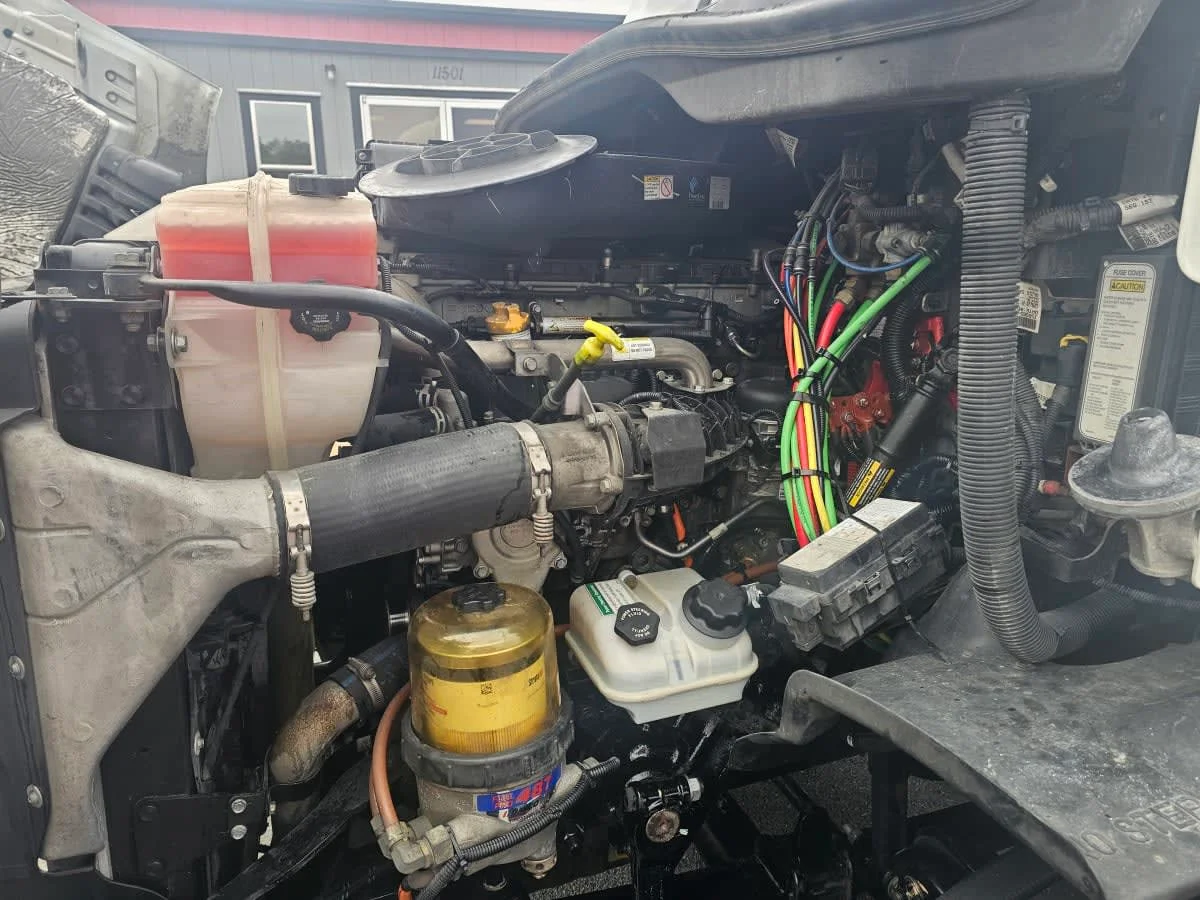 2018 Freightliner Cascadia - image 8