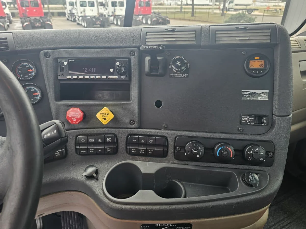 2018 Freightliner Cascadia - image 10