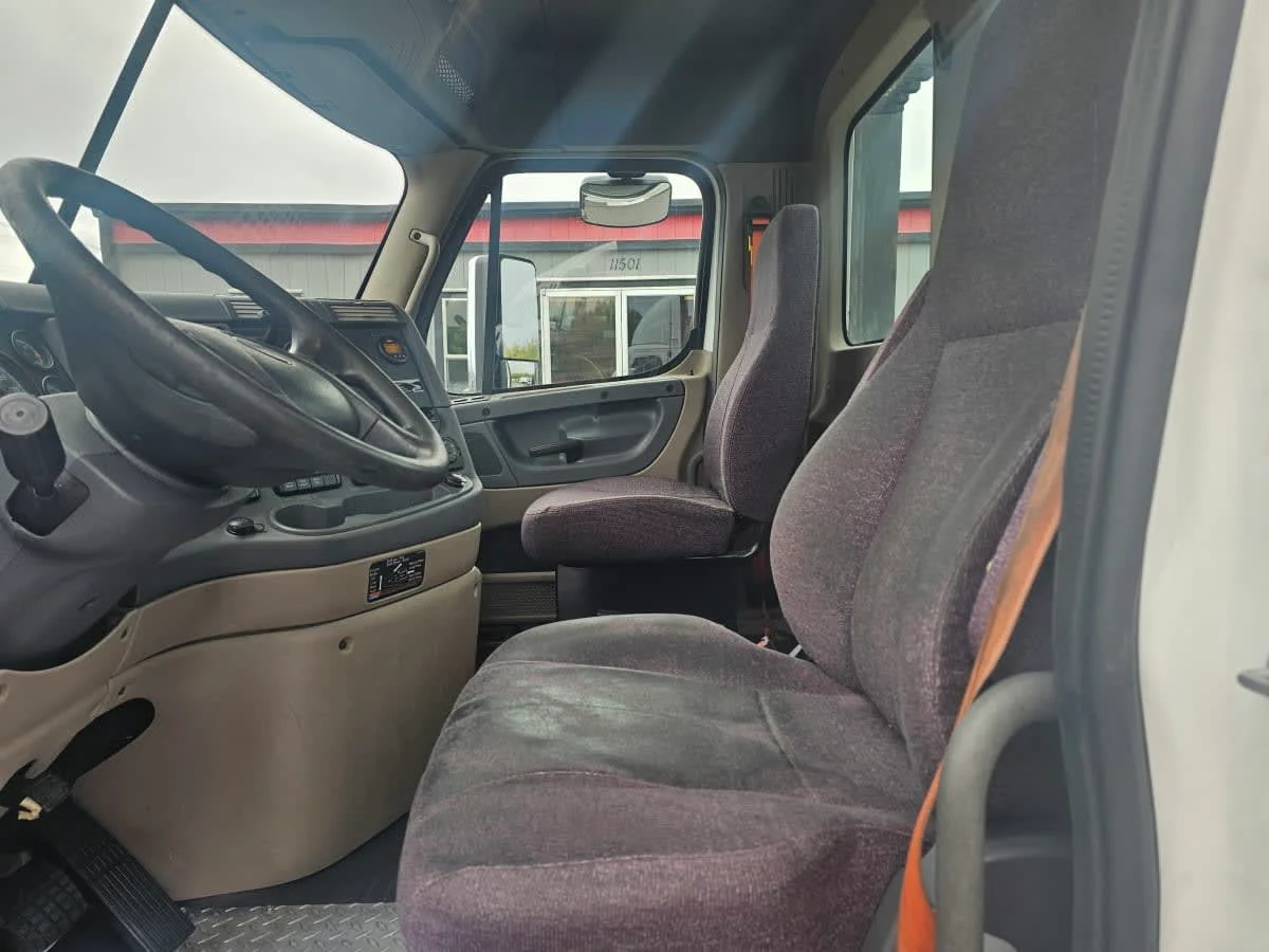 2018 Freightliner Cascadia - image 7