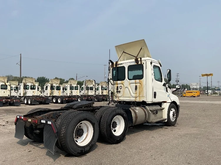 2019 Freightliner Cascadia in Flint, MI — photo 7
