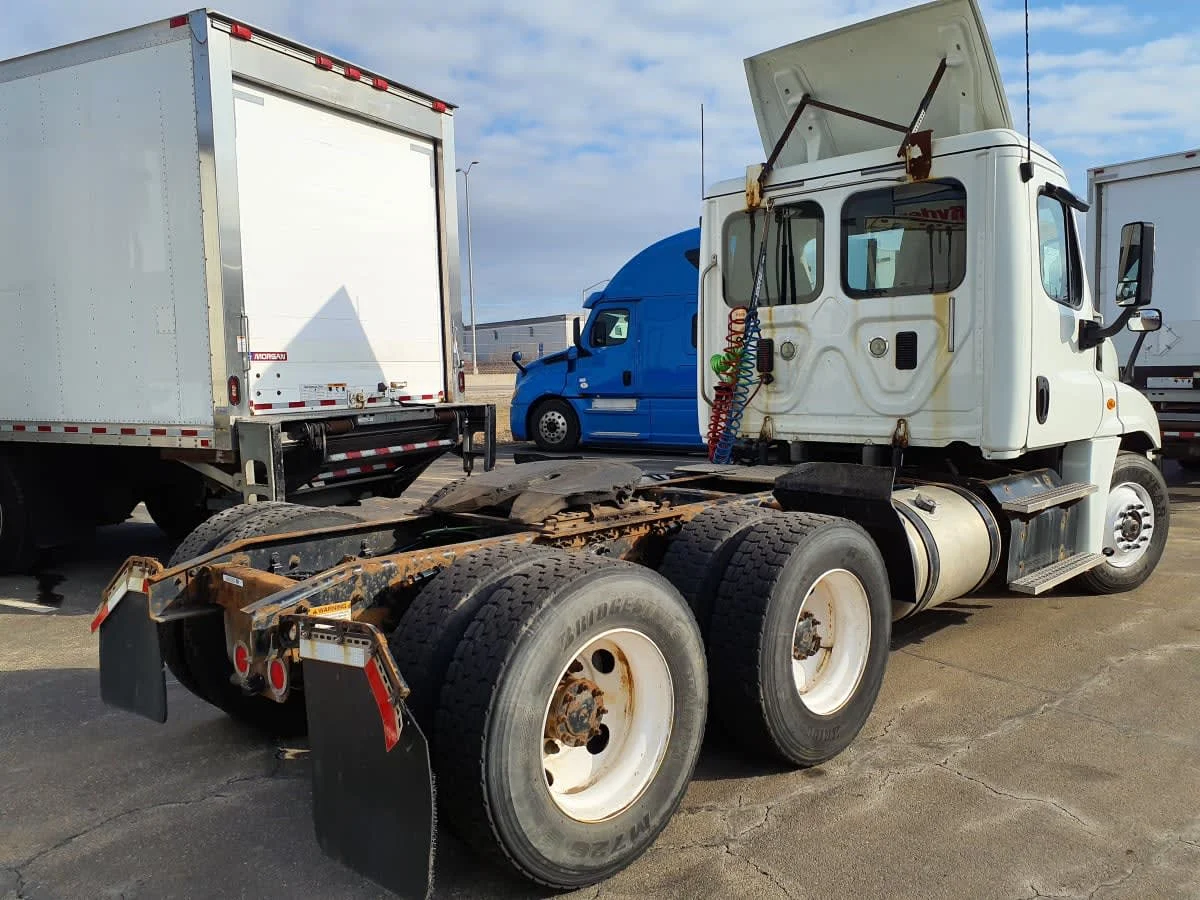 2017 Freightliner Cascadia - image 4