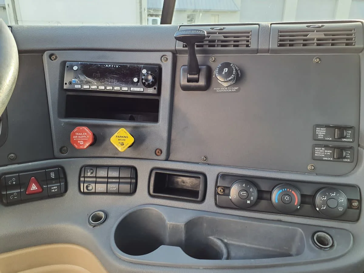 2017 Freightliner Cascadia - image 11