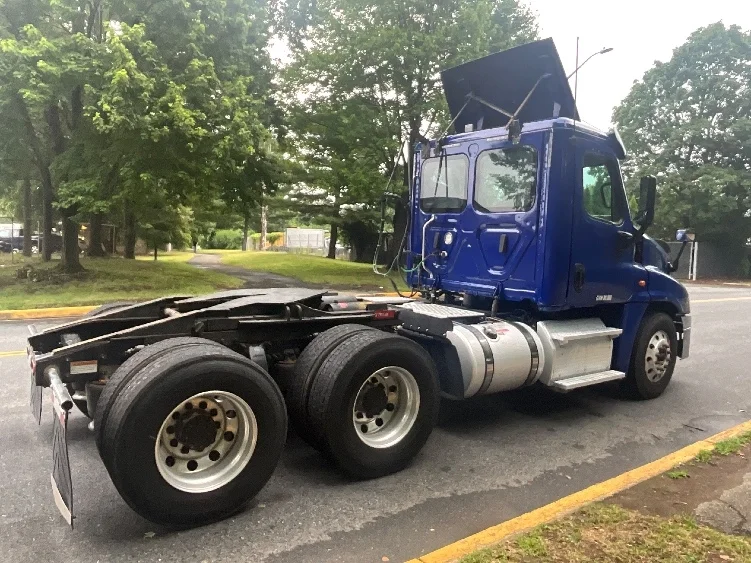 2019 Freightliner Cascadia in Reading, PA — photo 7