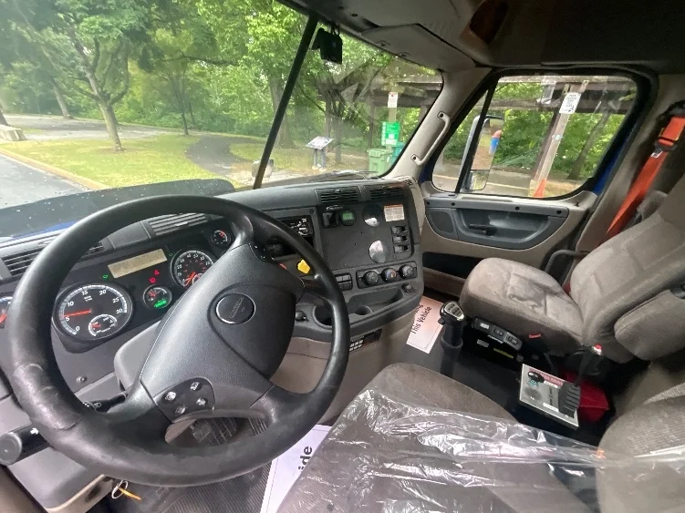 2019 Freightliner Cascadia in Reading, PA — photo 10
