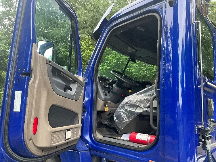 2019 Freightliner Cascadia in Reading, PA — photo 9
