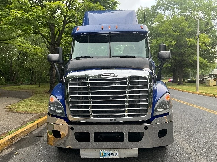 2019 Freightliner Cascadia in Reading, PA — photo 2