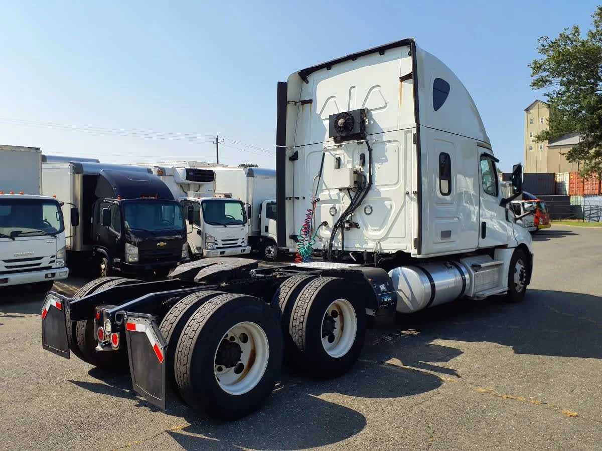 2019 Freightliner Cascadia - image 4
