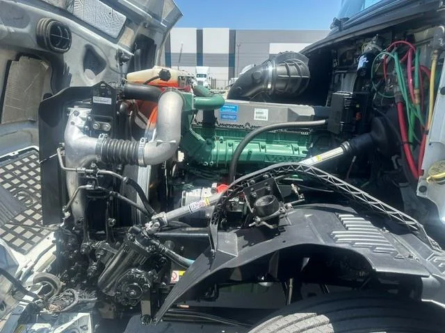 2015 Volvo VNL 300 — photo 16