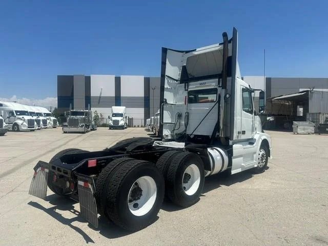 2015 Volvo VNL 300 — photo 17