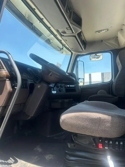 2015 Volvo VNL 300 — photo 8